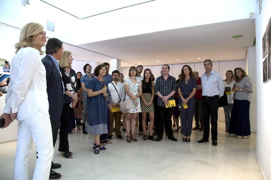 Inauguración Exposición Alumnos Master PIC.A 2017 - Imagen de una persona dirigiéndose al público asistente a la exposición.