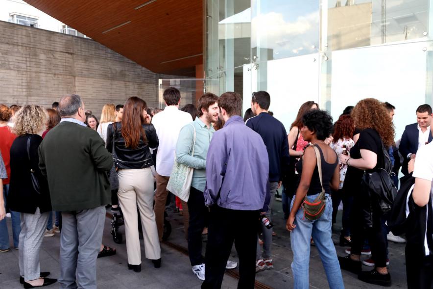 Inauguración Exposición Alumnos Master Escuela PIC.A PhotoEspaña -  El  público a la entrada de la exposición.
