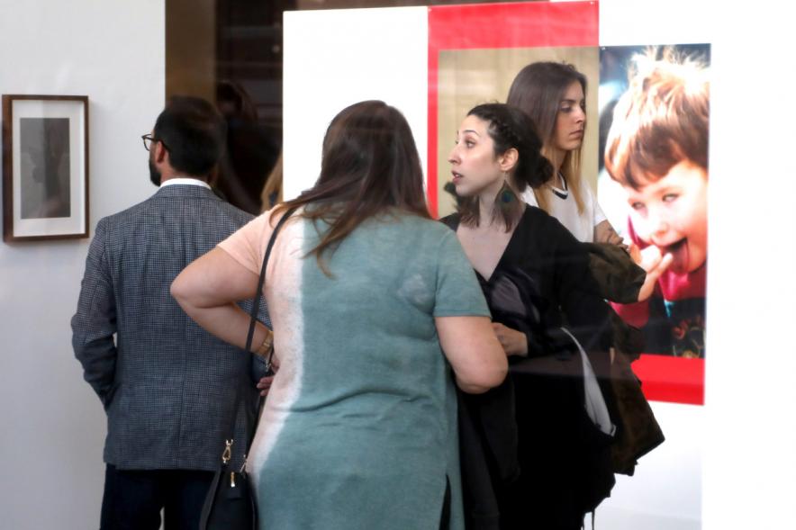 Inauguración Exposición Alumnos Master Escuela PIC.A PhotoEspaña -  Imagen de los visitantes junto a las obras.