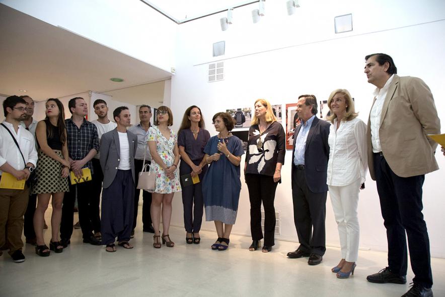 Inauguración Exposición Alumnos Master PIC.A 2017 - Imagen de una persona dirigiéndose al público asistente a la exposición.