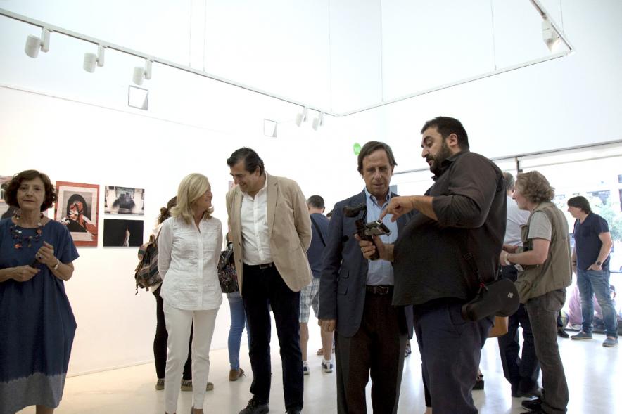 Inauguración Exposición Alumnos Master PIC.A 2017 - Imagen del alcalde García de Vinuesa y otras personas visitando la exposición.