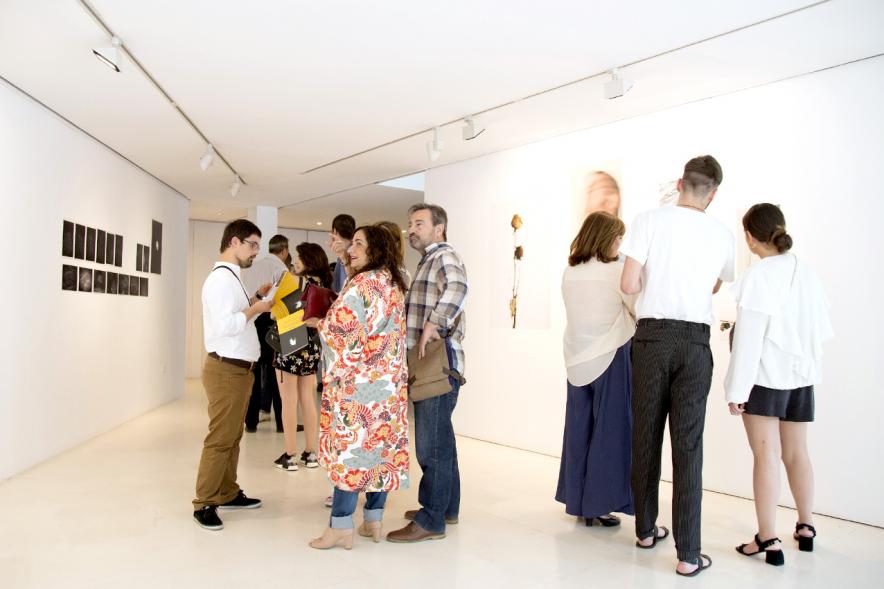 Inauguración Exposición Alumnos Master PIC.A 2017 - Imagen del público mirando las fotografías de la exposición.