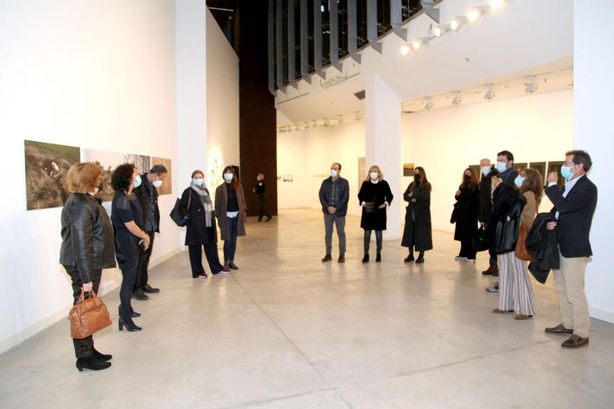 Inauguración Exposición "Encuentros en Tiempo Presente" - Master PIC.A - Imagen de  la organizadora comentado la exposición al grupo de visitantes.