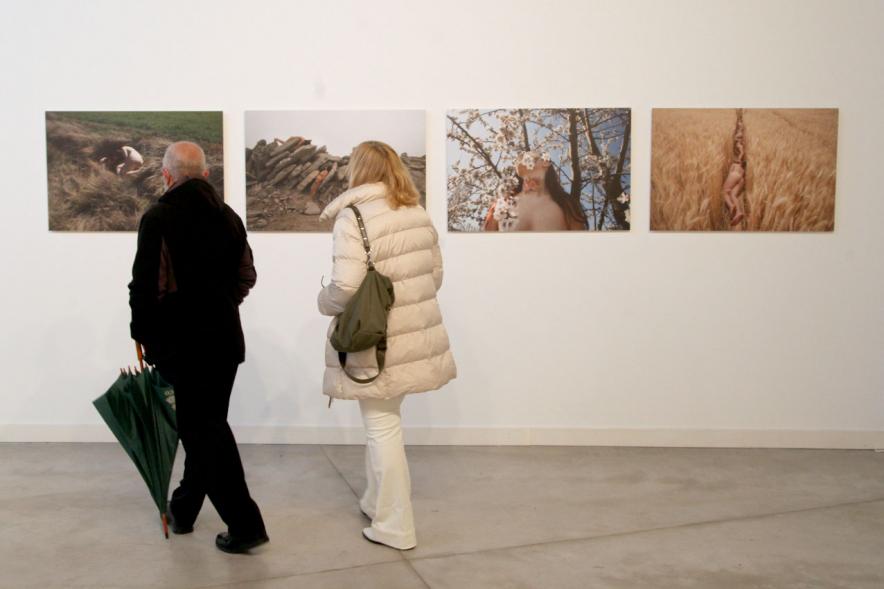 Inauguración Exposición "Encuentros en Tiempo Presente" - Master PIC.A - Imagen de  dos visitantes  observando las obras.