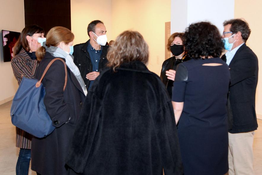 Inauguración Exposición "Encuentros en Tiempo Presente" - Master PIC.A -  Imagen de varias autoridades municipales, con mascarilla, en la exposición.