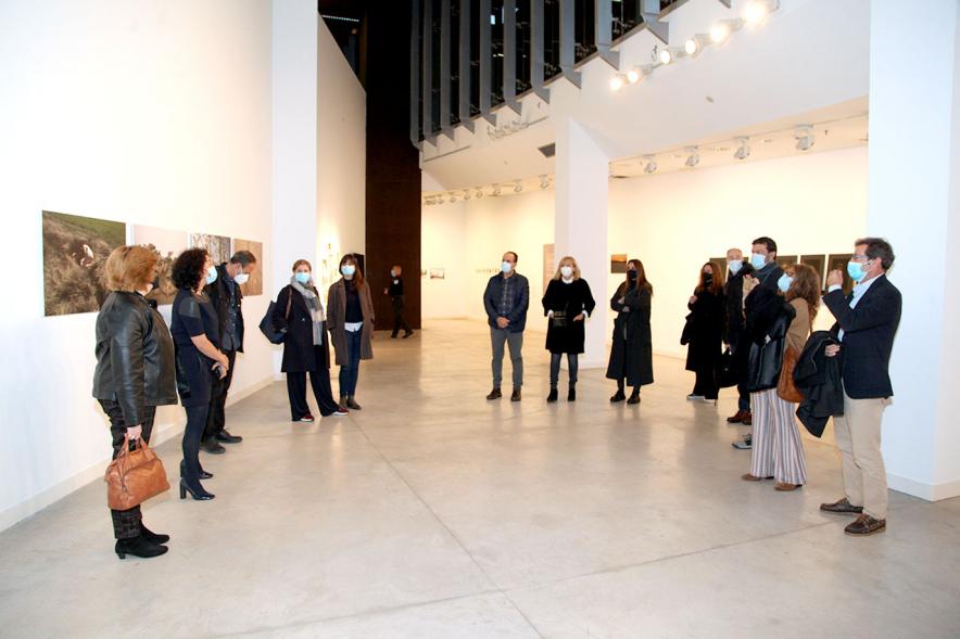 Inauguración Exposición "Encuentros en Tiempo Presente" - Master PIC.A - Imagen de  la organizadora comentado la exposición al grupo de visitantes.