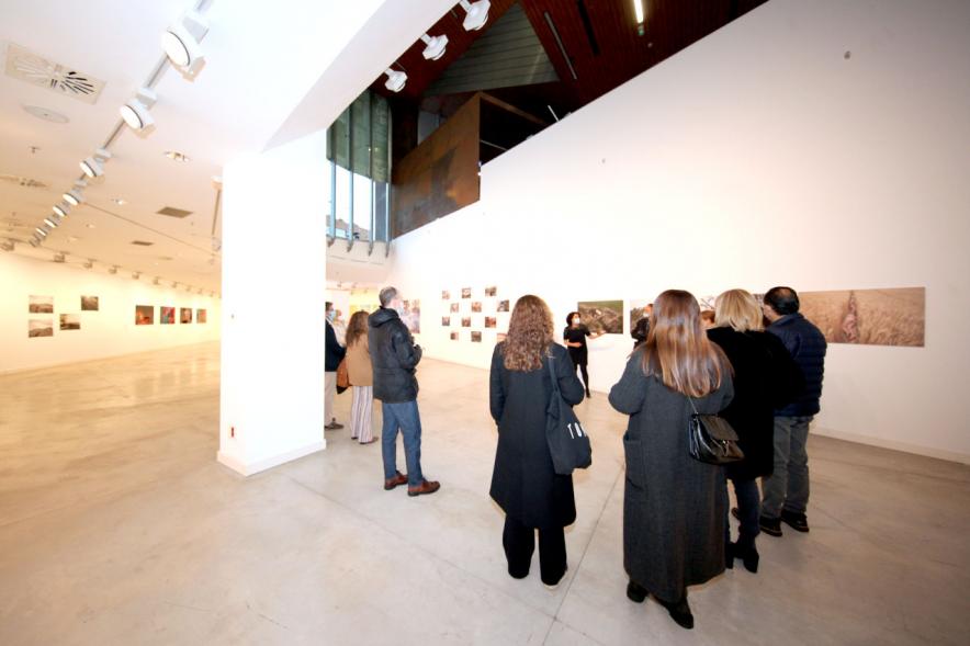 Inauguración Exposición "Encuentros en Tiempo Presente" - Master PIC.A -  Imagen general de la sala de exposiciones con algunas visitas y las obras.