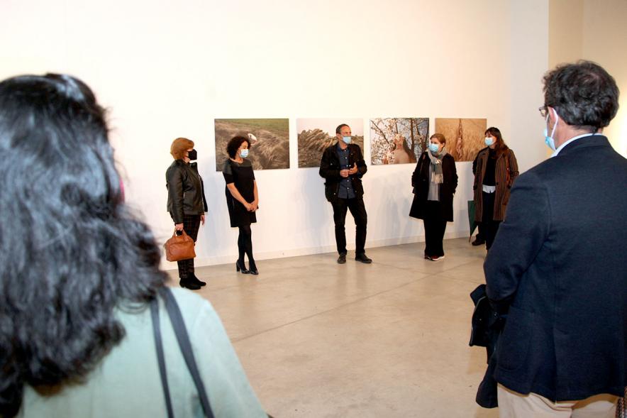Inauguración Exposición "Encuentros en Tiempo Presente" - Master PIC.A - El responsable de la exposición, con mascarilla, explica los datos técnicos a las visitas.