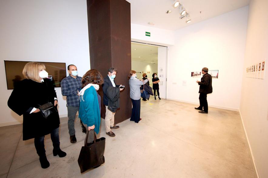Inauguración Exposición "Encuentros en Tiempo Presente" - Master PIC.A - El responsable de la exposición, con mascarilla, explica los datos técnicos a las visitas.