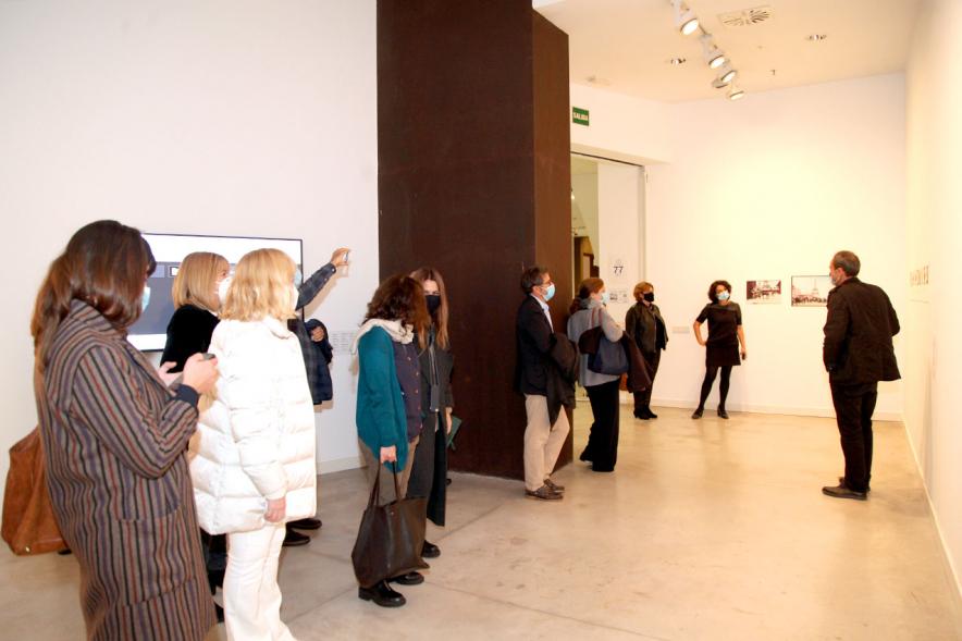 Inauguración Exposición "Encuentros en Tiempo Presente" - Master PIC.A - Imagen de los asistentes a la exposición, todos con mascarilla.