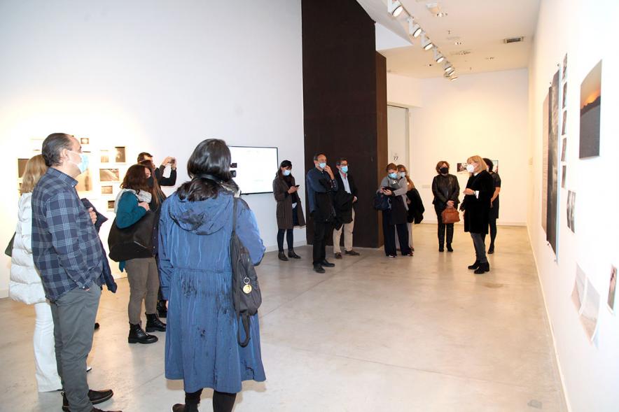 Inauguración Exposición "Encuentros en Tiempo Presente" - Master PIC.A - Imagen de  la organizadora comentado la exposición al grupo de visitantes.