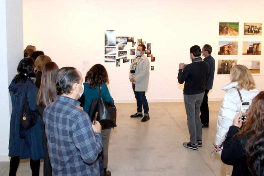 Inauguración Exposición "Encuentros en Tiempo Presente" - Master PIC.A -El responsable de la exposición, con mascarilla, explica los datos técnicos a las visitas.