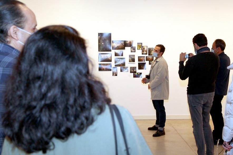 Inauguración Exposición "Encuentros en Tiempo Presente" - Master PIC.A -  Imagen de la responsable de la exposición dando información sobre ella, con mascarilla..A - Imagen de la responsable de la exposición dando información sobre ella, con mascarilla.