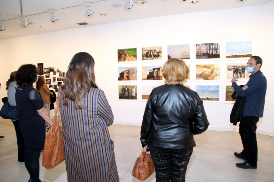 Inauguración Exposición "Encuentros en Tiempo Presente" - Master PIC.A - Imagen  de un grupo de visitantes contemplando  las obras.