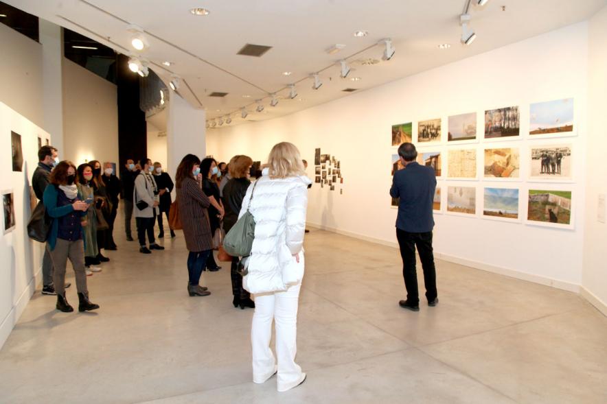 Inauguración Exposición "Encuentros en Tiempo Presente" - Master PIC.A - Imagen de  la organizadora comentado la exposición al grupo de visitantes.