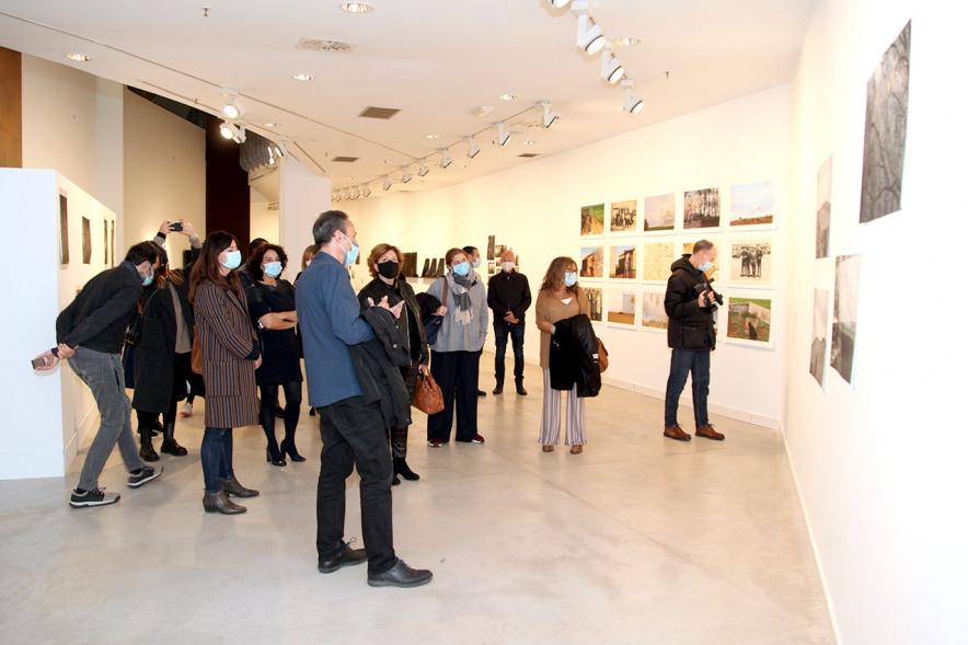 Inauguración Exposición "Encuentros en Tiempo Presente" - Master PIC.A - El responsable de la exposición, con mascarilla, explica los datos técnicos a las visitas.
