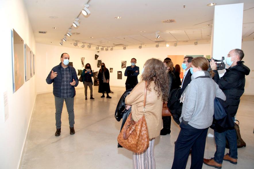 Inauguración Exposición "Encuentros en Tiempo Presente" - Master PIC.A - El responsable de la exposición, con mascarilla, explica los datos técnicos a las visitas.
