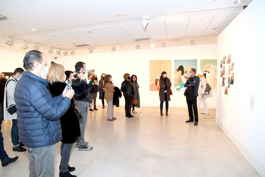 Inauguración Exposición "Encuentros en Tiempo Presente" - Master PIC.A - El responsable de la exposición, con mascarilla, explica los datos técnicos a las visitas.