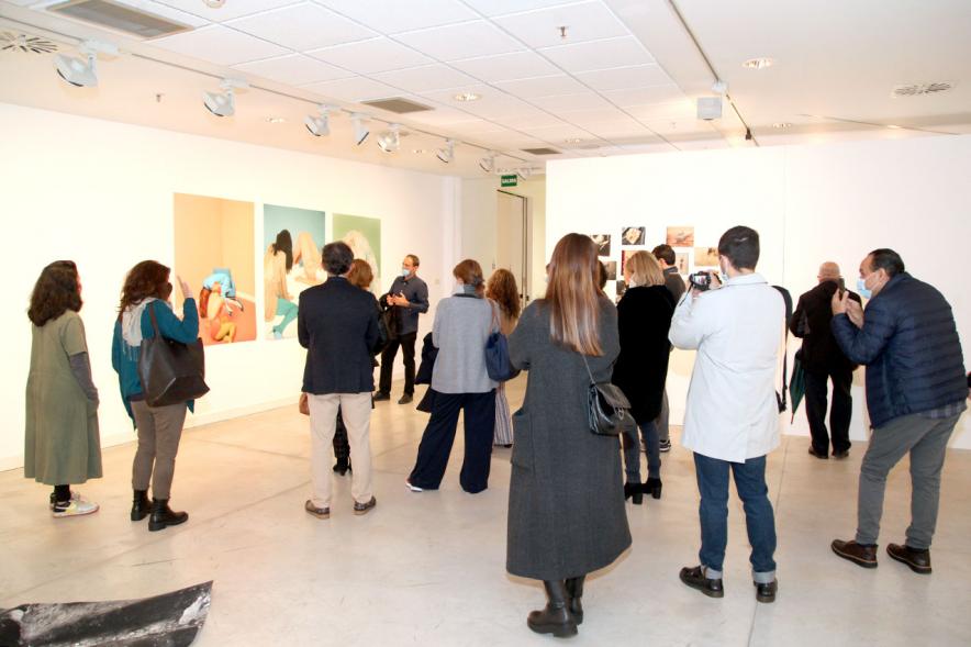 Inauguración Exposición "Encuentros en Tiempo Presente" - Master PIC.A -El responsable de la exposición, con mascarilla, explica los datos técnicos a las visitas.
