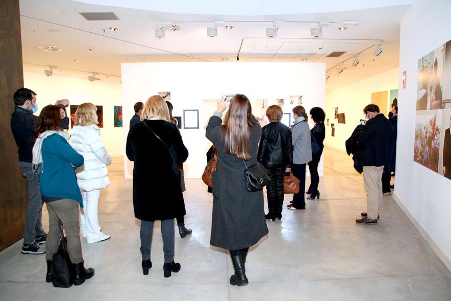 Inauguración Exposición "Encuentros en Tiempo Presente" - Master PIC.A - El responsable de la exposición, con mascarilla, explica los datos técnicos a las visitas.