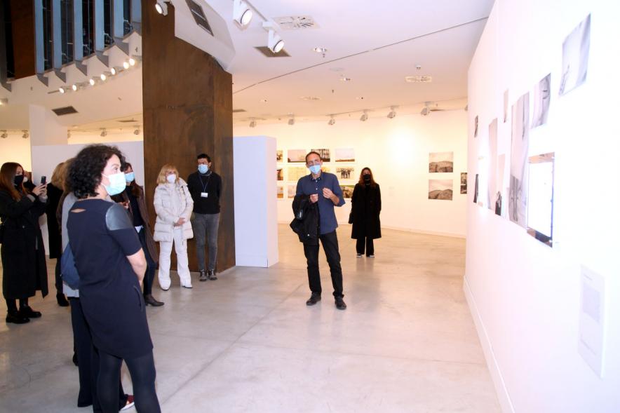 Inauguración Exposición "Encuentros en Tiempo Presente" - Master PIC.A -  El responsable de la exposición, con mascarilla, explica los datos técnicos a las visitas.