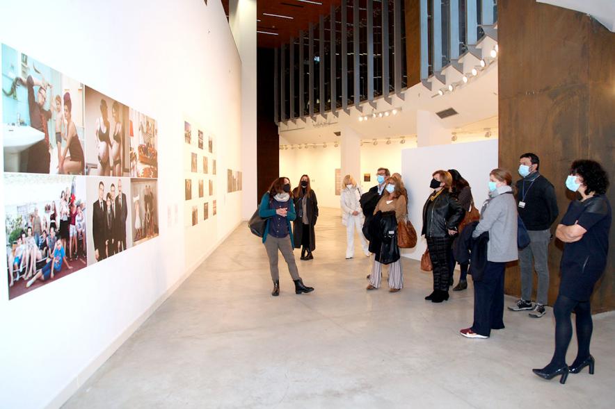 Inauguración Exposición "Encuentros en Tiempo Presente" - Master PIC.A - Imagen de una autora, con mascarilla, explicando su obra.