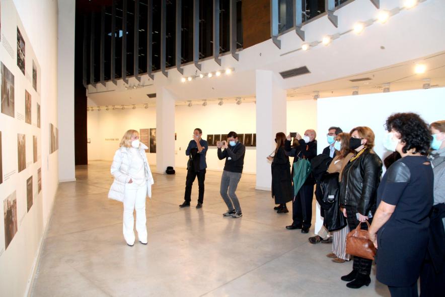 Inauguración Exposición "Encuentros en Tiempo Presente" - Master PIC.A - Imagen de la comisaria de la exposición, con mascarilla.