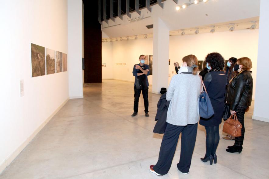 Inauguración Exposición "Encuentros en Tiempo Presente" - Master PIC.A - El responsable de la exposición, con mascarilla, explica los datos técnicos a las visitas.