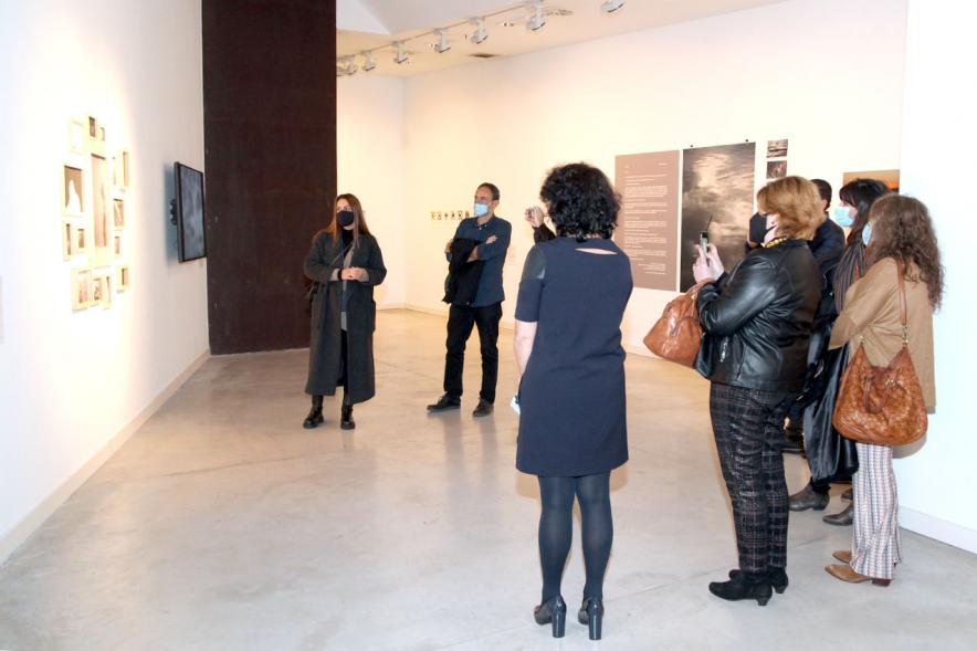 Inauguración Exposición "Encuentros en Tiempo Presente" - Master PIC.A - Imagen parcial de los visitantes  a la exposición, con mascarilla.