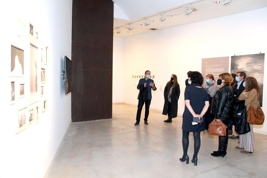 Inauguración Exposición "Encuentros en Tiempo Presente" - Master PIC.A - El responsable de la exposición, con mascarilla, explica los datos técnicos a las visitas.