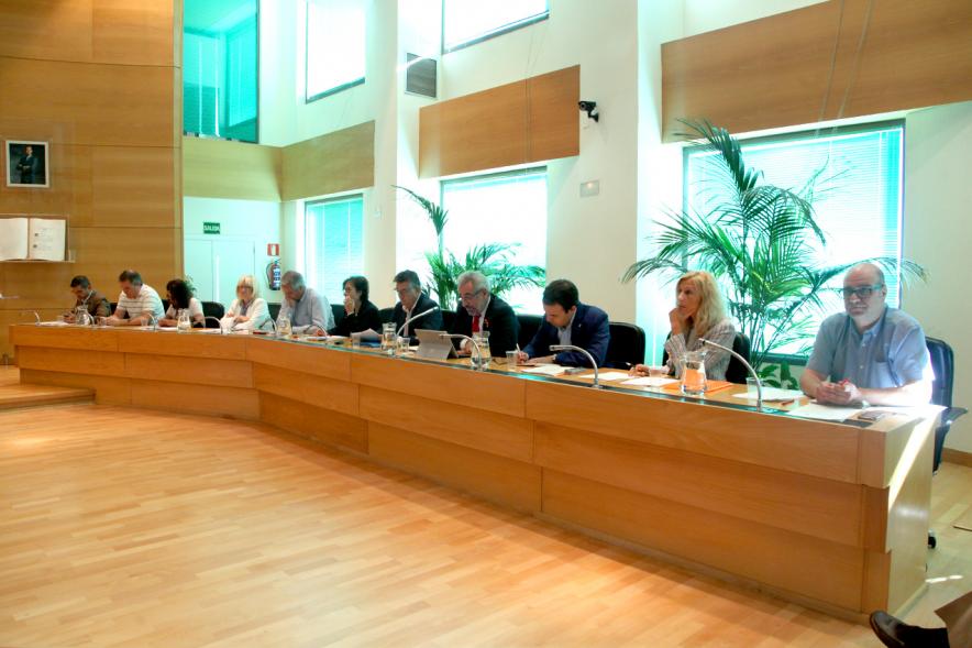 Vista lateral de la bancada del lado derecho de el salón de plenos
