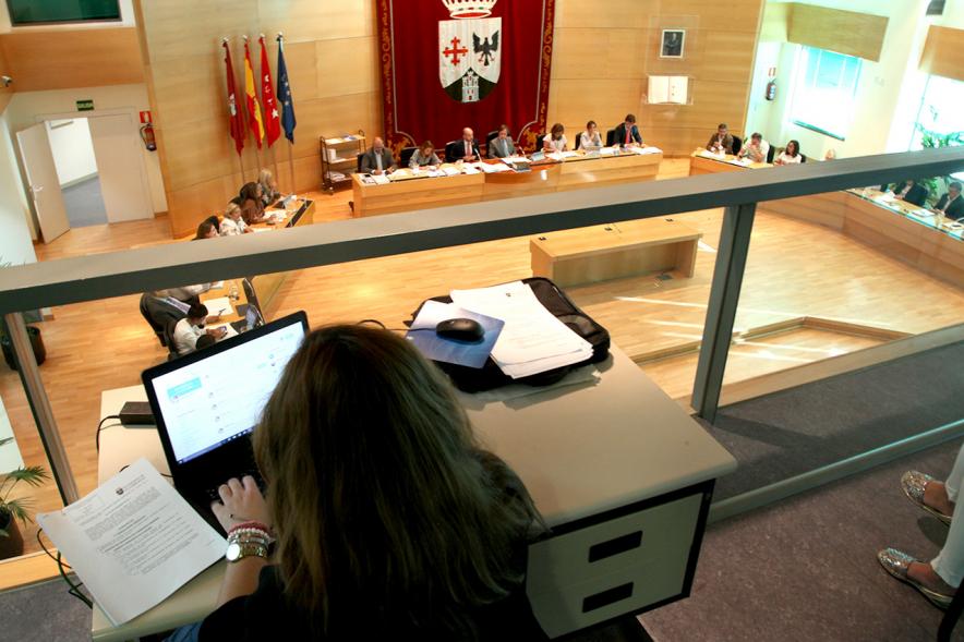 Funcionario dejando registro de la sesión plenaria