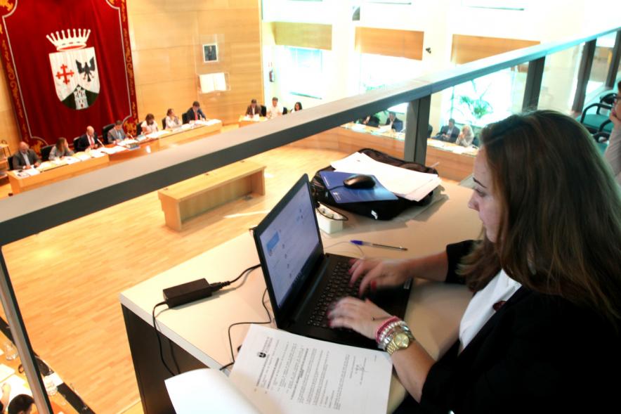 Funcionario dejando registro de la sesión plenaria