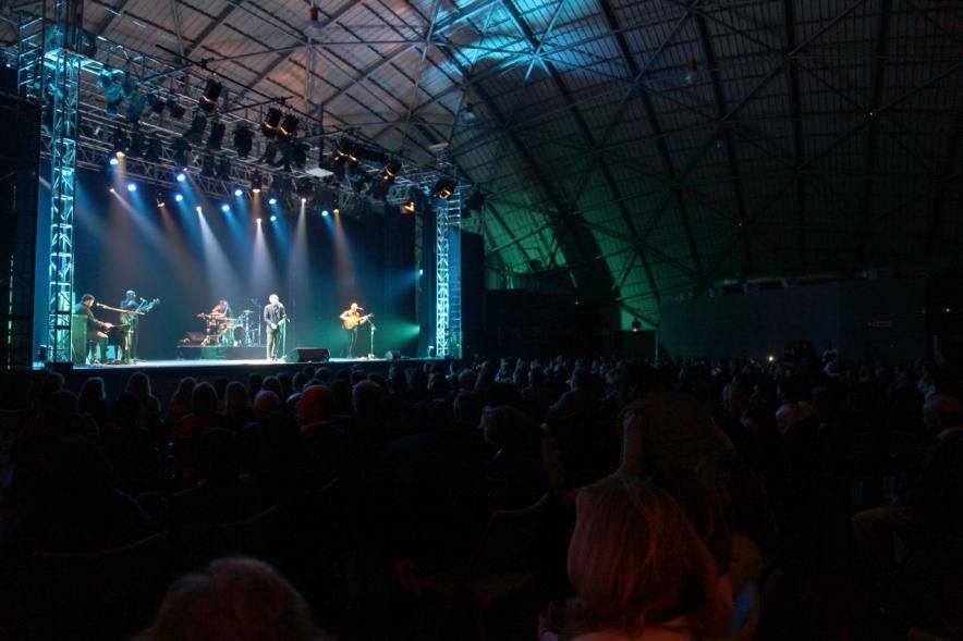 Concierto Fundación Pablo Horstmann "Por Ellas en África" - Imagen vista lejana del escenario donde hay una actuación.
