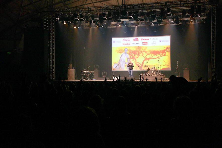 Concierto Fundación Pablo Horstmann "Por Ellas en África" - Imagen vista lejana del escenario donde hay una actuación.