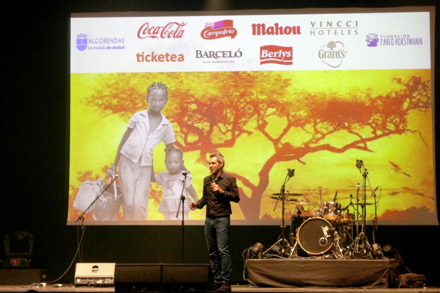Concierto Fundación Pablo Horstmann "Por Ellas en África" - Imagen  lejana de un momento de la actuación del humorista Dani Delacámara.
