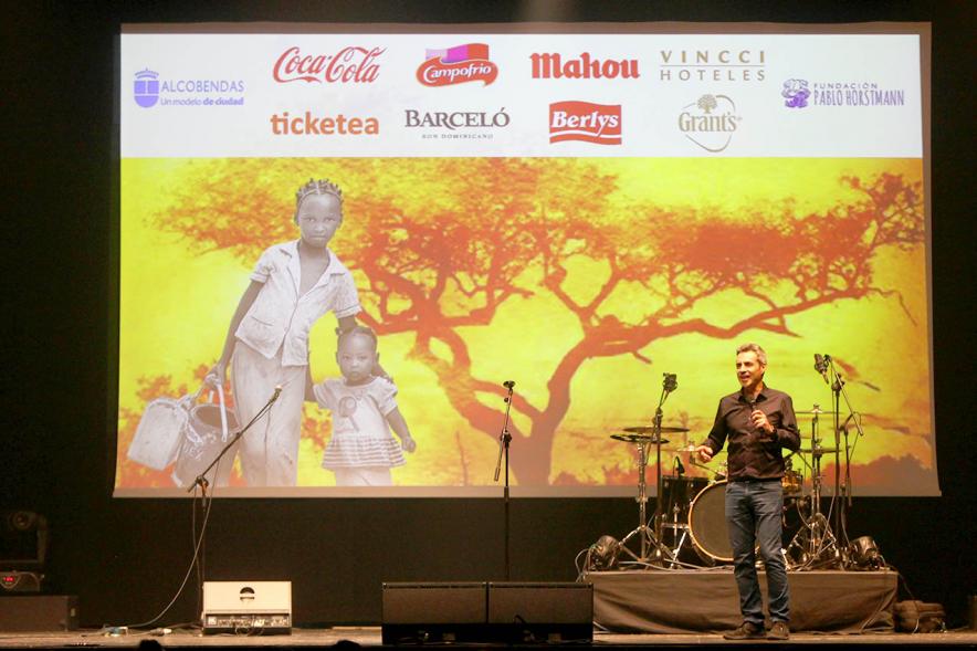 Concierto Fundación Pablo Horstmann "Por Ellas en África" - Imagen de un momento de la actuación del humorista Dani Delacámara.