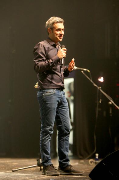Concierto Fundación Pablo Horstmann "Por Ellas en África" - Imagen de un momento de la actuación del humorista Dani Delacámara.