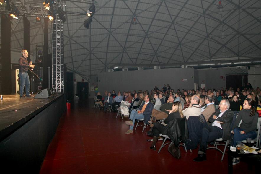 Concierto Fundación Pablo Horstmann "Por Ellas en África" - Imagen vista lejana del escenario donde hay una actuación.