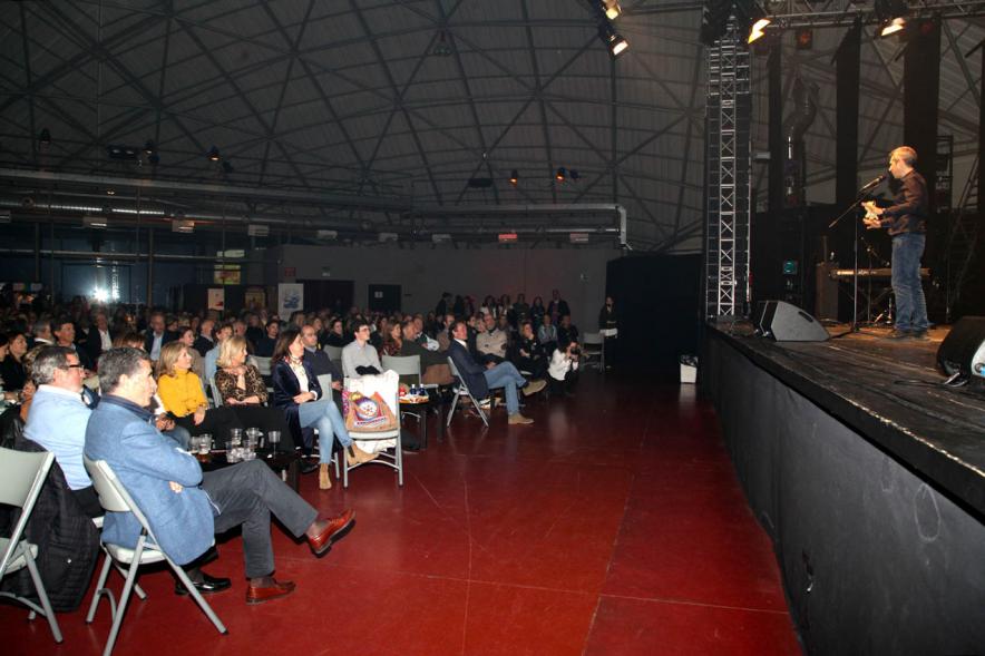 Concierto Fundación Pablo Horstmann "Por Ellas en África" - Imagen de un momento de la actuación del humorista Dani Delacámara.