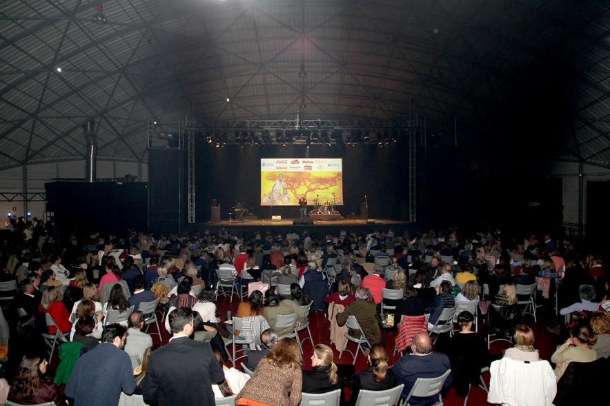 Concierto Fundación Pablo Horstmann "Por Ellas en África" -  Imagen vista panorámica del escenario y patio de butacas de donde se celebra el concierto.