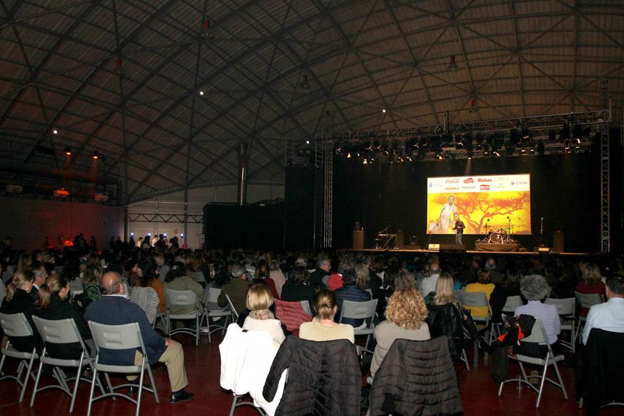 Concierto Fundación Pablo Horstmann "Por Ellas en África" -  Imagen vista panorámica del escenario y patio de butacas de donde se celebra el concierto.