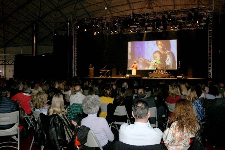 Concierto Fundación Pablo Horstmann "Por Ellas en África" - Imagen vista panorámica del escenario y patio de butacas de donde se celebra el concierto.