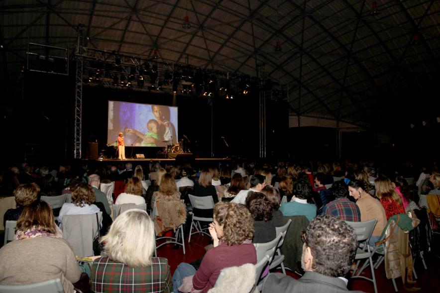 Concierto Fundación Pablo Horstmann "Por Ellas en África" - Imagen vista panorámica del escenario y patio de butacas de donde se celebra el concierto.