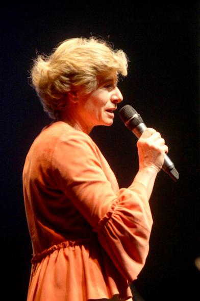 Concierto Fundación Pablo Horstmann "Por Ellas en África" -Imagen de Dr. Ana Sendagorta Gomendio, fundadora y presidenta de la Fundación Pablo Horstmann dirigiéndose al público asistente.