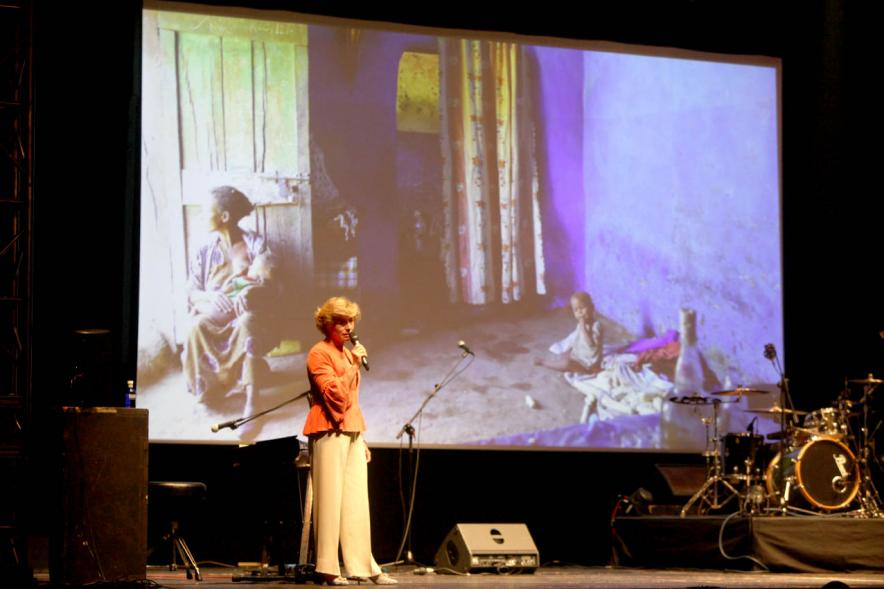 Concierto Fundación Pablo Horstmann "Por Ellas en África" - Imagen lejana de Dr. Ana Sendagorta Gomendio, fundadora y presidenta de la Fundación Pablo Horstmann dirigiéndose al público asistente.