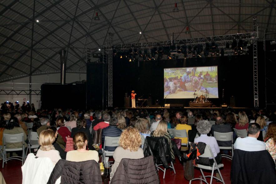 Concierto Fundación Pablo Horstmann "Por Ellas en África" - Imagen vista lejana del escenario donde hay una persona.