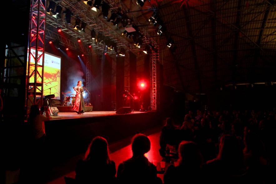 Concierto Fundación Pablo Horstmann "Por Ellas en África" - Imagen vista lejana del escenario donde hay una actuación.