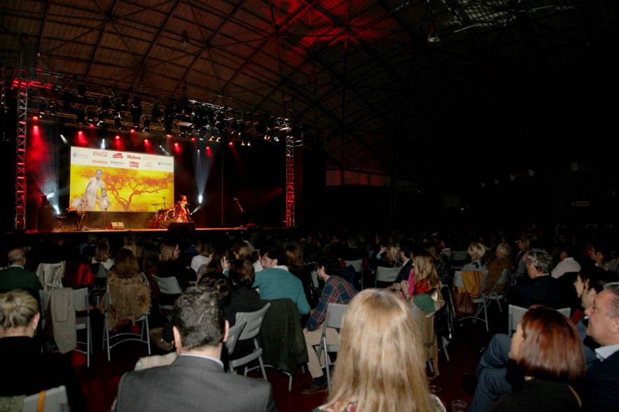 Concierto Fundación Pablo Horstmann "Por Ellas en África" - Imagen vista panorámica del escenario y patio de butacas de donde se celebra el concierto.