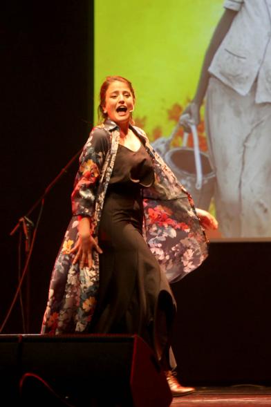 Concierto Fundación Pablo Horstmann "Por Ellas en África" - Imagen de un momento de la actuación de la cantante Carmen de las Peñas, que actuó como telonera.